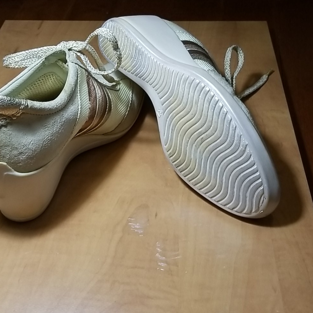 Shoes - Picture 3 of 4